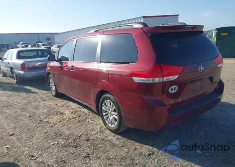 2014 Toyota Sienna Xle V6 8 Passenger z USA, uszkodzony, nr VIN 5TDYK3DC0ES472884